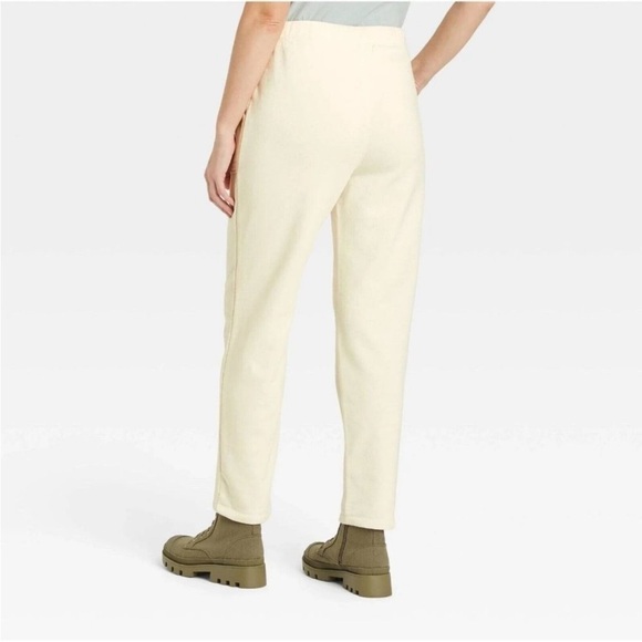 NWT Universal Thread High Rise Fleece Jogger
Pants Pockets Cream Ivory Size 4X - Picture 2 of 7